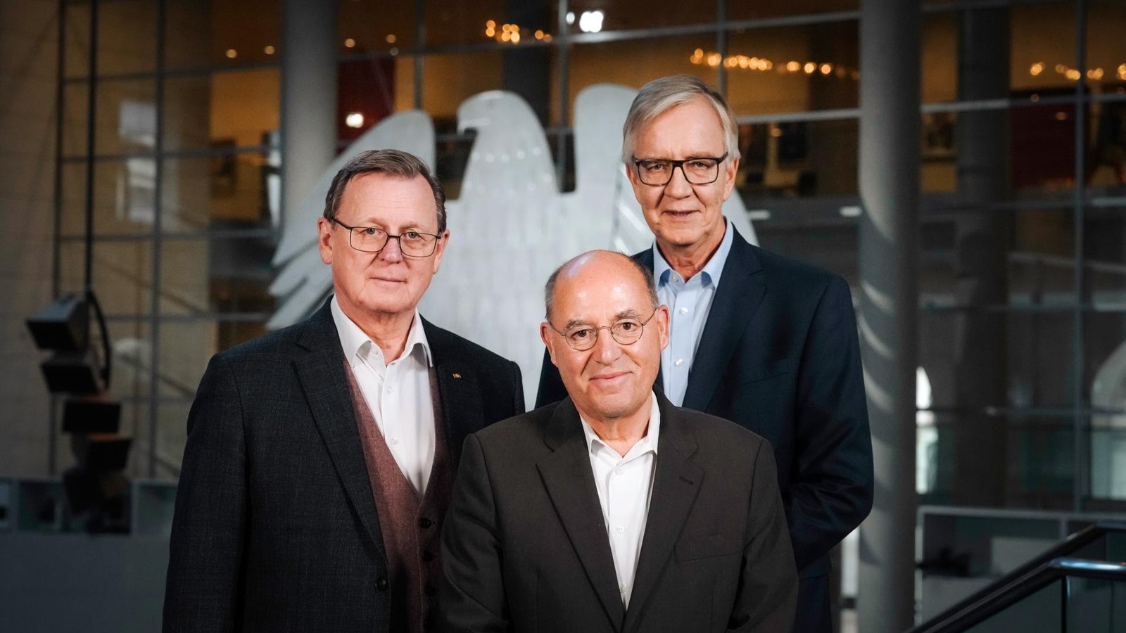 Mission Silberlocke: Bodo Ramelow, Gregor Gysi und Dietmar Bartsch vor dem Bundesadler