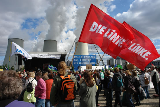 Fast 4000 Menschen waren am Samstag dem Aufruf der Klima-Allianz gefolgt. Sie demonstrierten am Vattenfall-Kraftwerk Jänschwalde in Brandenburg sowie am E.ON-Kraftwerk Staudinger in der Nähe des hessischen Hanau gegen den Neubau von Kohlekraftwerken. Die LINKE zeigte an beiden Standorten Flagge. 